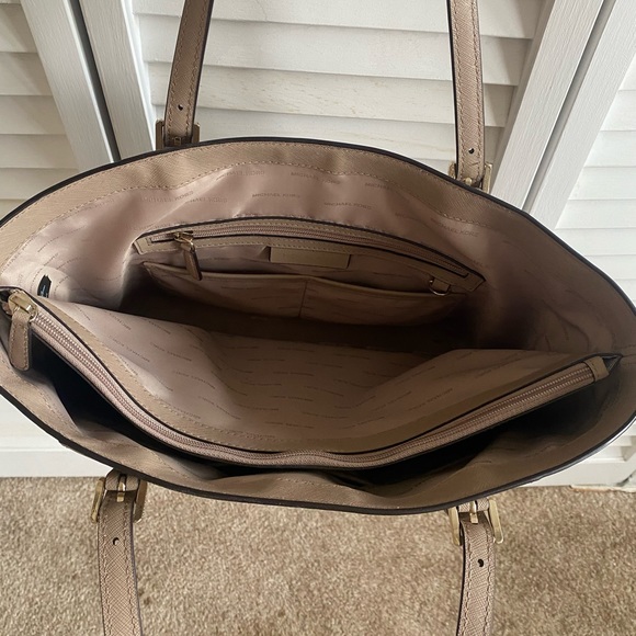 Michael Kors tan tote bag - Picture 2 of 2